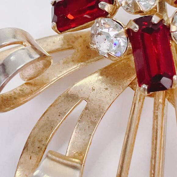 VTG 1940s Retro Moderne Gold Tone Ruby Red Rhinestone Ribbon Spray Brooch Iconic - Picture 7 of 10